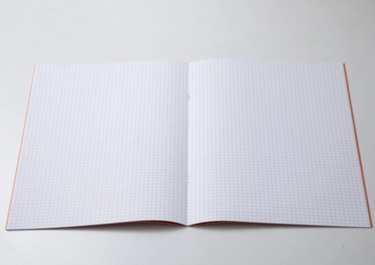 Eleganti quaderni personalizzati con punto metallico per la comunicazione aziendale.